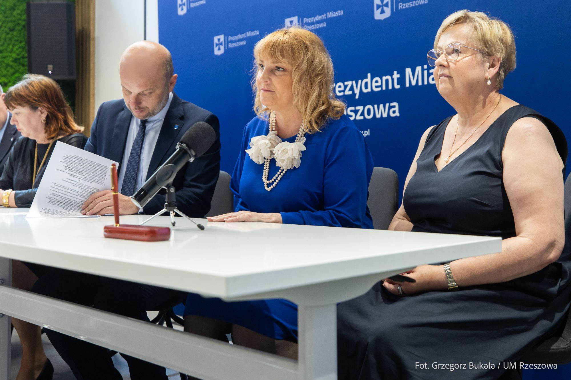 zdjęcie z uroczystego podpisania umów z organizacjami pozarządowymi,fot. Grzegorz Bukała, Urząd Miasta Rzeszowa